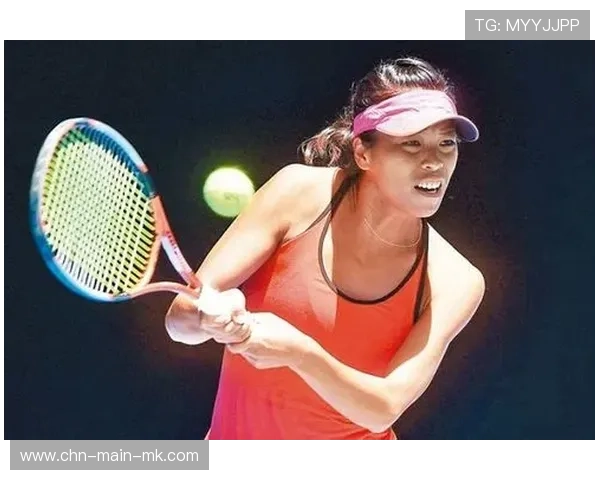 网球女将丢球拍捂脸笑