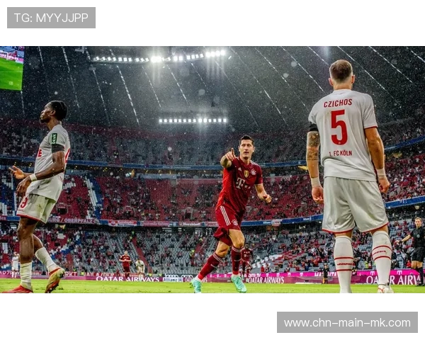 莱万精准跑位锁定空档，拜仁每次推进都更具破坏性