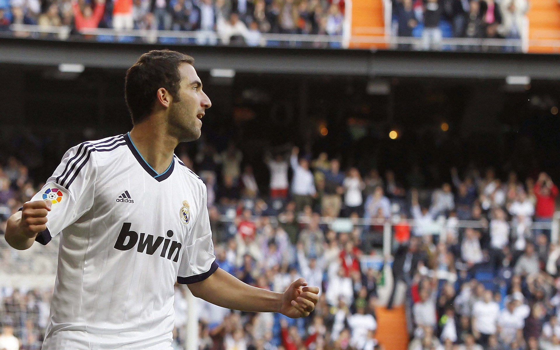 曼联在主场逆转战胜强敌，积分追赶榜首